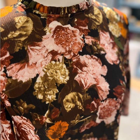 H&M Black/Floral Flounce Top. NWOT size 42/12 - Picture 6 of 10